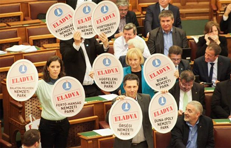 Unokáink sem fogják látni Szél Bernadett Nagyon nehéz felfogni, hogy a fideszes képviselők nevetgélve szavazták meg a nemzeti parkok földjeinek elrablását
