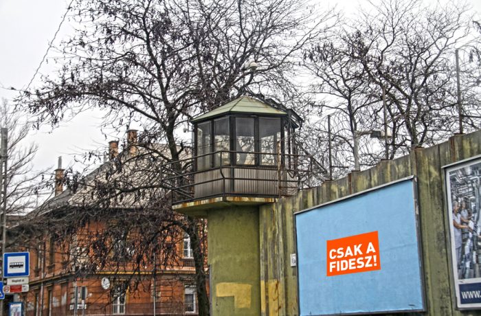 Fidesz: az ügyvédek hozzák nyilvánosságra, mennyit kerestek a "börtönbizniszen"!